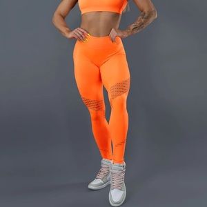 Never Worn Hot SYNERGY NEON ORANGE SEAMLESS LEGGINGS in Medium